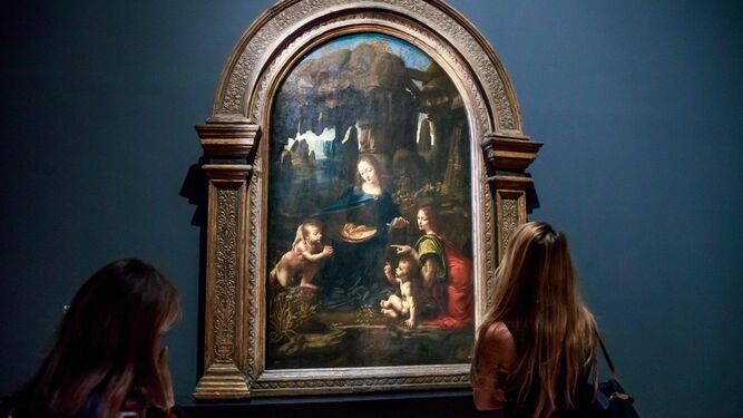 'La Virgen con el Ni&ntilde;o y San Juan Bautista', en la exposici&oacute;n sobre Leonardo da Vinci en el Museo del Louvre.