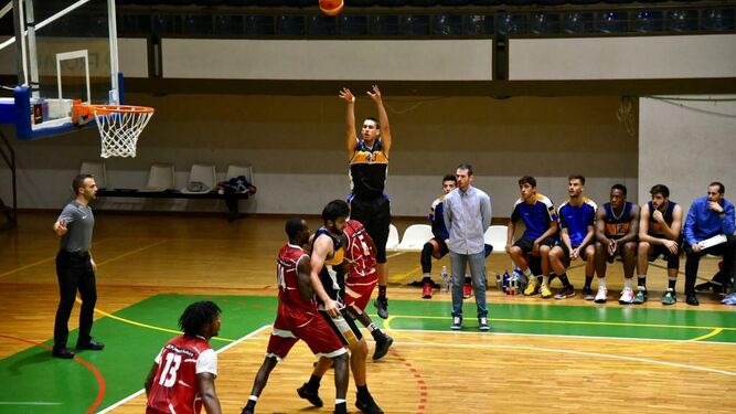 El serbio Tika Vukasin lanza de tres en el partido ante el Adepla Basket la pasada jornada
