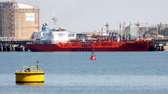 Un metanero atracado en el Puerto Exterior de Huelva.