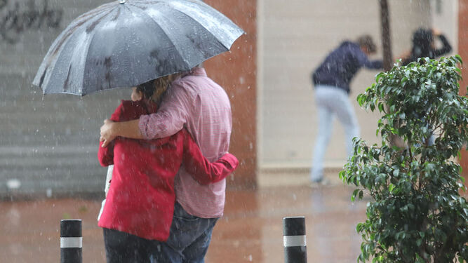 Dos personas pasean en un día de lluvia en la capital.