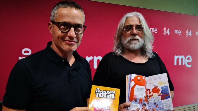 Óscar Julve y Jaume Copons, con los ejemplares de ‘Un plan maléfico’ y ‘El secreto del profesor’, con que arranca la colección ‘Aventura Total’.