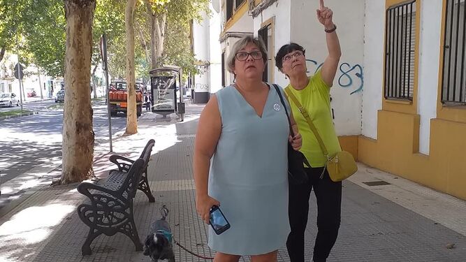 La portavoz de Adelante Huelva, Mónica Rossi, en la avenida Pio XII.