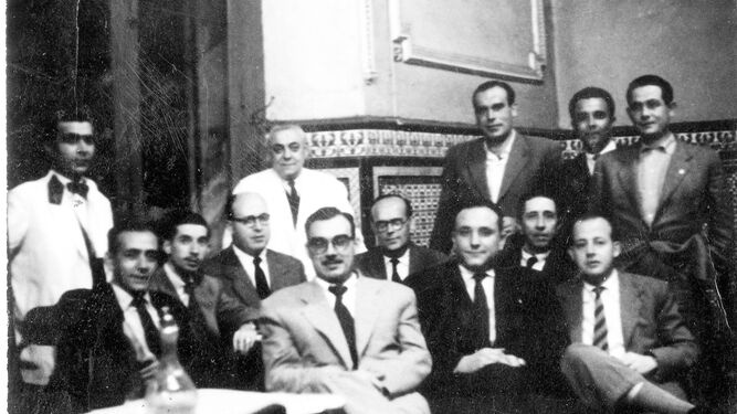 La última reunión en la Cervecería Viena antes de su cierre, con Ramón López García y un grupo de amigos y clientes habituales.