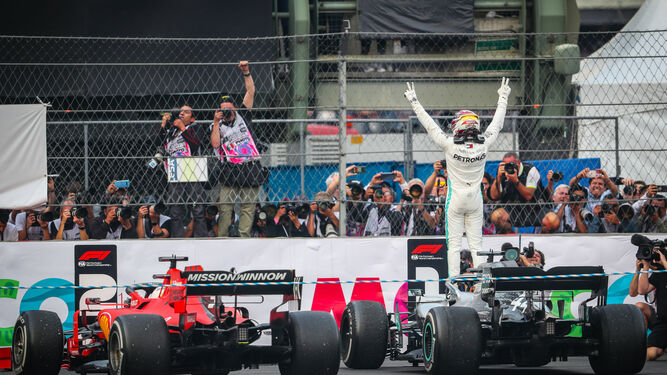 Hamilton celebra su victoria en la zona de boxes.