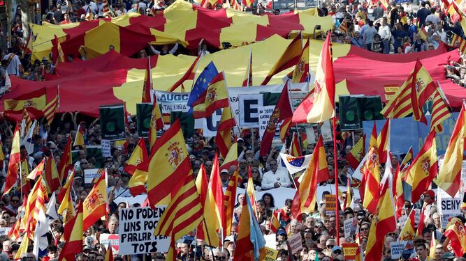 Dos inmensas banderas, una española y otra catalana, formaron parte de la multitudinaria manifestación.