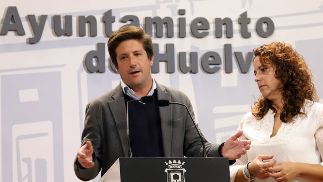 El portavoz de Ciudadanos, Guillermo García de Longoria, junto a la viceportavoz, Noelia Álvarez, en rueda de prensa ayer.