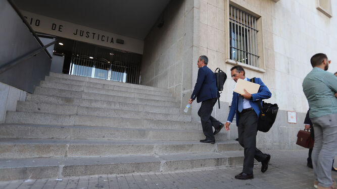 Abogados de las partes a su llegada a la Audiencia Provincial de Huelva.