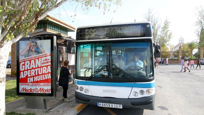 Un autobús durante su servicio especial en la festividad de Todos los Santos.