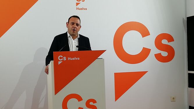 Carlos Hermoso en la sede de la formación naranja en Huelva.