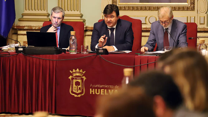 El alcalde de Huelva, Gabriel Cruz, durante la sesión plenaria de ayer.