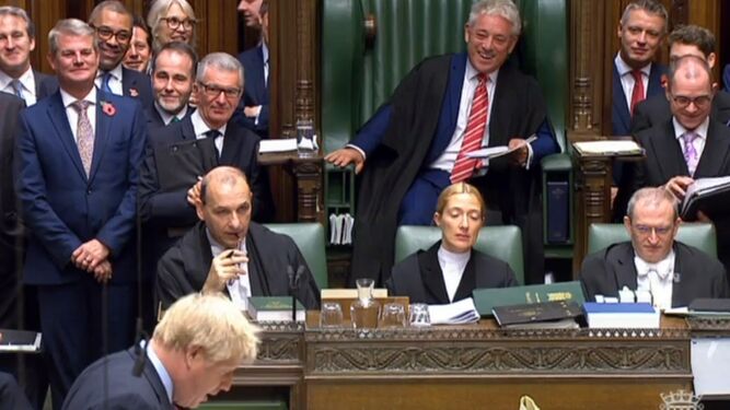 Boris Johnson toma la palabra en los Comunes con el 'speaker', John Bercow, sonriendo al fondo.
