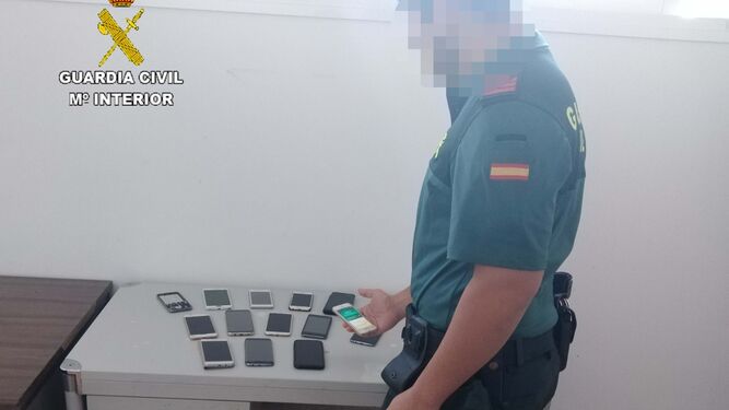 La Guardia Civil desarticula una banda que robaba teléfonos móviles a los bañistas de Matalascañas