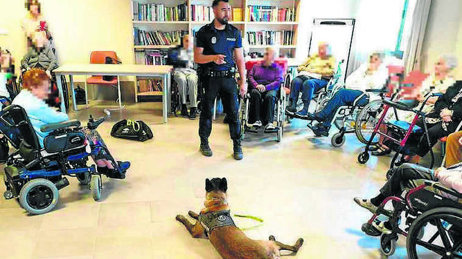 Los mayores de la residencia Orpea conocen los secretos de la  Unidad Canina de la Policía Local de Aljaraque