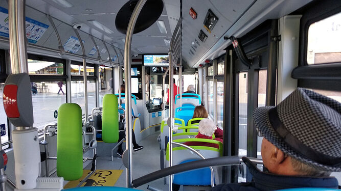 Pasajeros en el interior de uno de los nuevos autobuses de Emtusa.