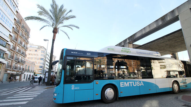 Uno de los autobuses urbanos propulsados con gas natural, incorporados al servicio de Emtusa en noviembre del pasado año, sale de una de las paradas de la estación central de Zafra.