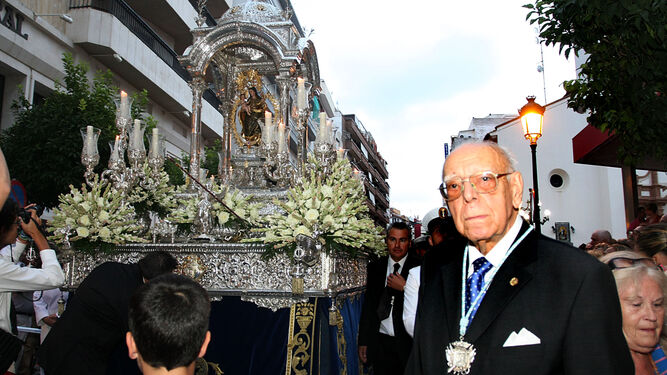 Manuel Silván de la Corte junto a la Virgen de la Cinta, en su procesión de septiembre.