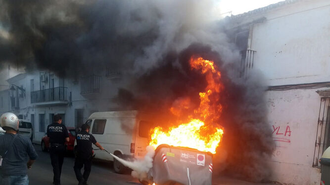 Las llamas fueron controladas en principio por una pareja de agentes de la Policía Local de Cartaya.