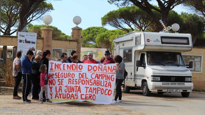 Un grupo de perjudicados, a las puertas del camping Doñana de Mazagón, en la mañana de ayer.