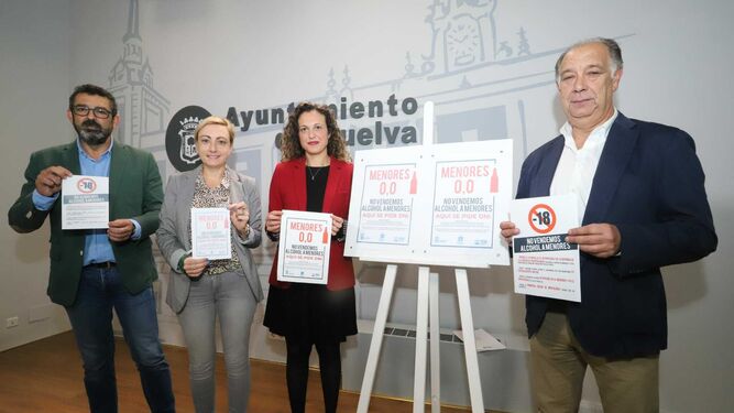 Los ediles Luis Albillo, Tania González y María José Pulido, con el presidente de Huelva Comercio, Antonio Gemio, en la presentación de la campaña esta mañana.