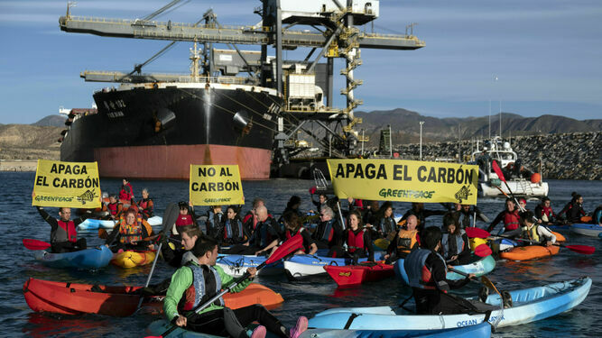 Activistas de Greenpeace pidieron la clausura de la central térmica de Carboneras el año pasado.