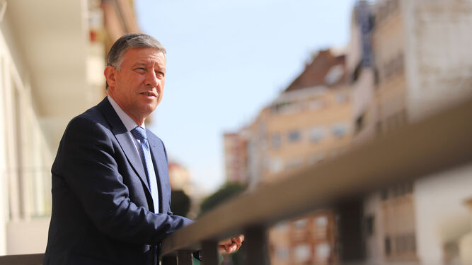 Carmelo Romero posa para la entrevista en el balcón de la sede de Huelva Información.