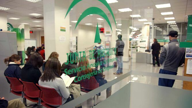 Demandantes en una oficina del Servicio Andaluz de Empleo.