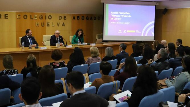 Ontiveros, Vergel y Muriel, en la inaguración del curso 'Menores y Violencia de Género', en el Colegio de Abogados de Huelva.
