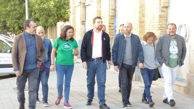 Alejandro García junto al resto de integrantes de Unidas Podemos en Huelva.