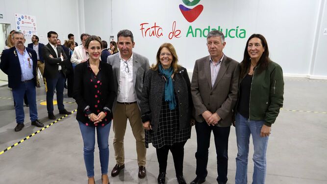Bella Verano, Álvaro Burgos, Elvira Rodríguez, Carmelo Romero y Loles López posan durante su visita a la cooperativa moguereña Fruta de Andalucía.