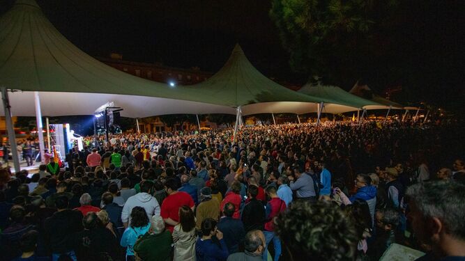Vista parcial del recinto abarrotado de público durante el mitin de Vox en la Avenida de Andalucía.