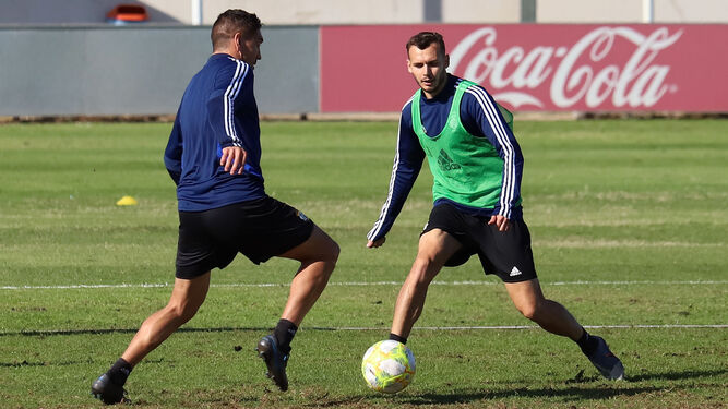 Alfonso Fernández presiona a Óscar Ramírez en un entrenamiento.