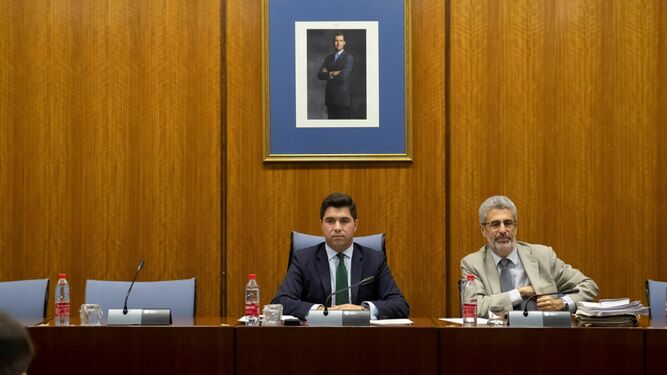 Enrique Moreno y el letrado de la comisión, con la silla del compareciente vacía.