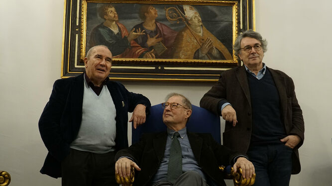 Alberto González Troyano, el académico Félix de Azúa (sentado) y Andrés Trapiello en la Academia de Buenas Letras.