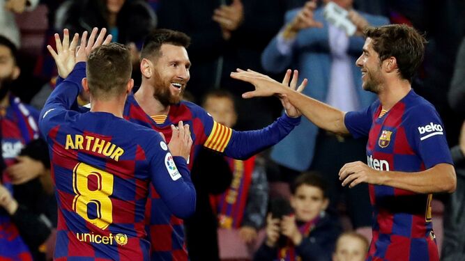 Messi celebra con Arthur y Sergi Roberto uno de sus goles.