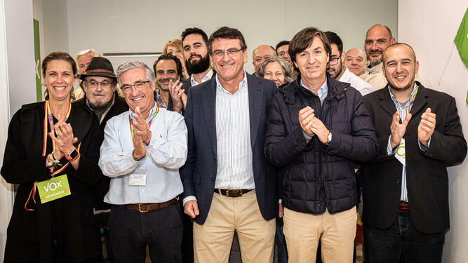 Políticos y militantes de Vox celebran el éxito de la jornada electoral en su sede de la calle Rábida.