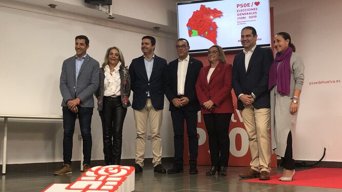 Los seis cargos electos del PSOE posan con el secretario general, Ignacio Caraballo.