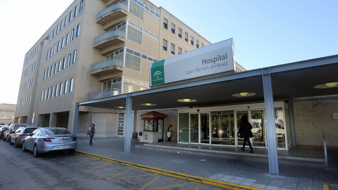 Puerta principal de acceso al hospital Juan Ramón Jiménez de Huelva.