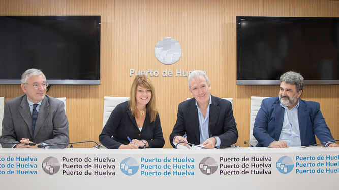 Momento de la firma del convenio entre el Puerto y la empresa encargada de las obras.