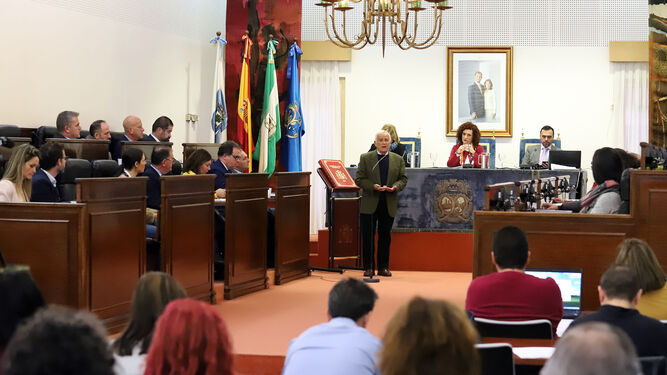 El delegado de Unicef en Huelva, José García Martín, intervino en la lectura de la declaración institucional sobre la infancia.