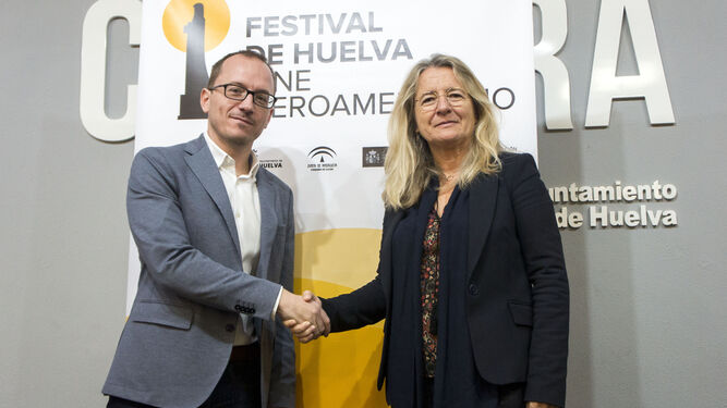 El director del Festival y la gerente de 'Huelva Información' sellan la tradicional colaboración entre ambas entidades.