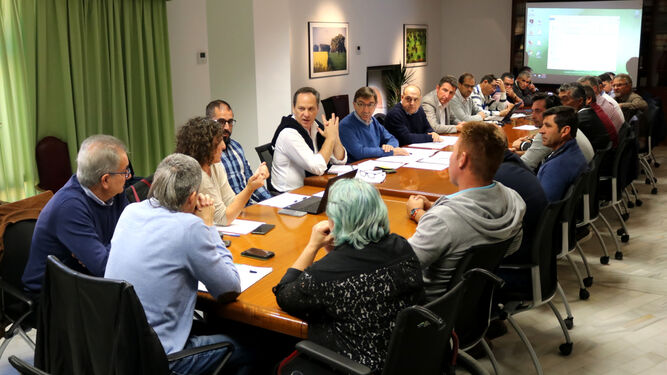 Reunión del sector de los mariscadores con los responsables de Pesca de la Junta de Andalucía.