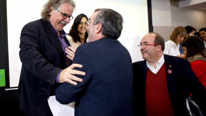Joan Tardà (i) saluda al presidente del Senado, Manuel Cruz (c), en presencia de Miquel Iceta (d).
