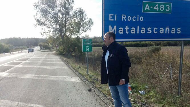 Julio Díaz en la carretera que conecta Almonte con Matalascañas.