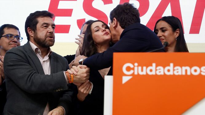 Albert Rivera besa a Inés Arrimadas en la noche electoral.