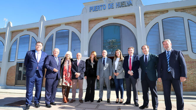 El consejero de Presidencia con los presidentes de los siete puertos andaluces y el consejero delegado de Extenda ayer en Huelva.