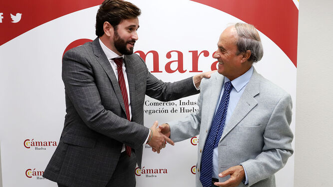 Daniel Toscano junto con el anterior presidente de la Cámara de Comercio de Huelva, Antonio Ponce.