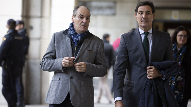 El exdirector general de Trabajo, Juan Márquez, a su llegada ayer a la Audiencia de Sevilla con su abogado.