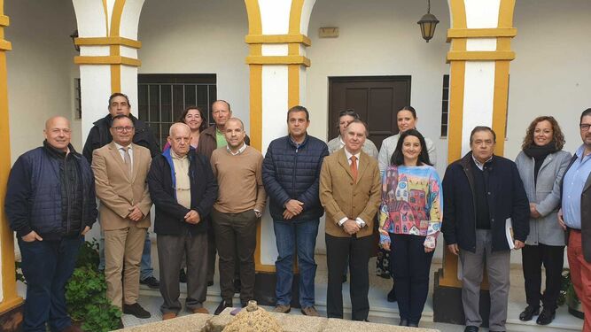 El delegado de Empleo con los miembros de la Cámara de Comercio de Ayamonte.