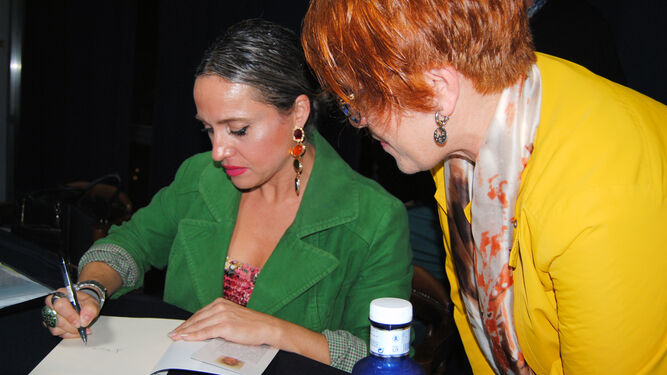 La autora del libro, Nuria Ponce, firma un ejemplar.