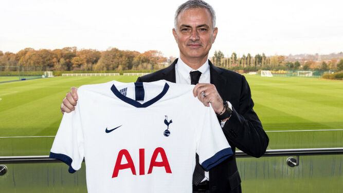 Mourinho posa con la camiseta del Tottenham.